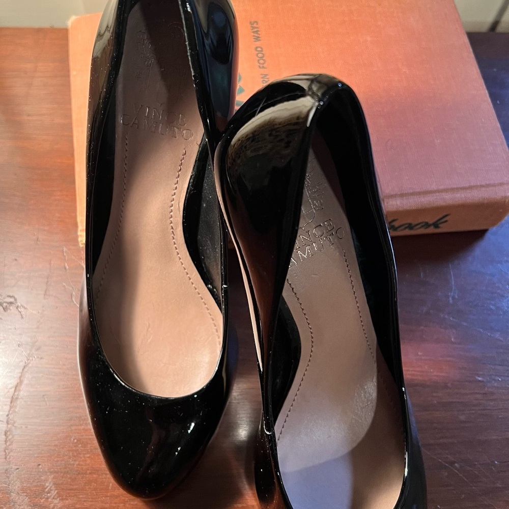 VINCE CAMUTO black heels, very dressy!